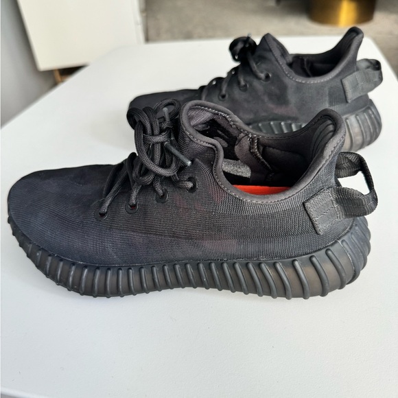 YEEZY BOOST 350 BLACK MENS SZ 6 WOMENS SZ 8 GOOD CONDITION INCLUDES ORDER INFO - Picture 1 of 7